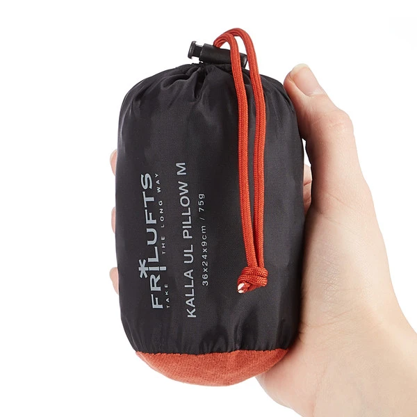 FRILUFTS KALLA ULTRALITE PILLOW - Kissen Red Ochre/magnet 4 FRILUFTS KALLA ULTRALITE PILLOW - Kissen Red Ochre/magnet – Bild 4